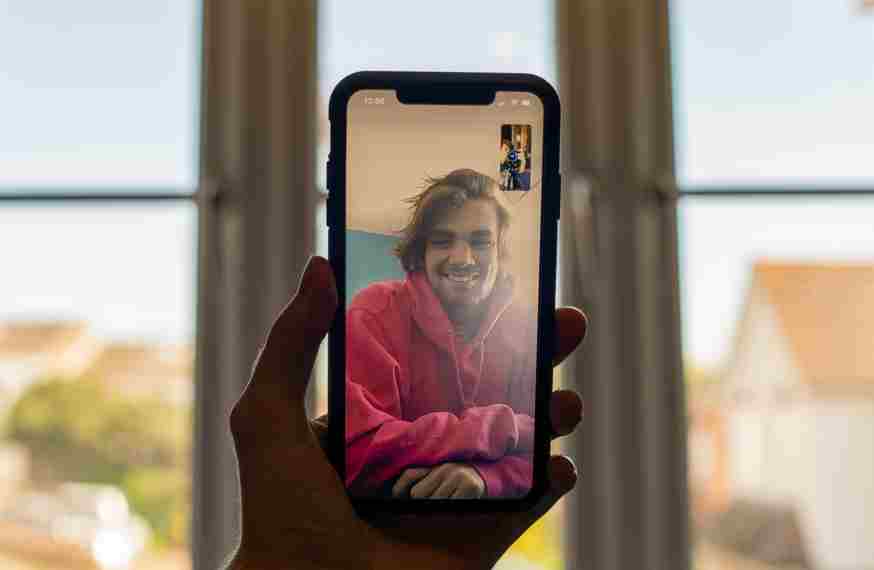 Mujer usando chat de video aleatorio gratis en portátil